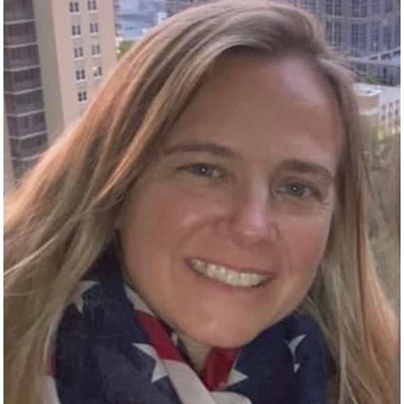 Meet your Posher, Hollie - Picture 1 of 1